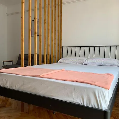 Apartment Comfy - 1 Minute Walk To Delta Planet Nis